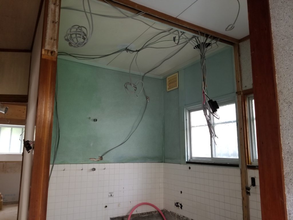 浴室リフォームの解体施工中