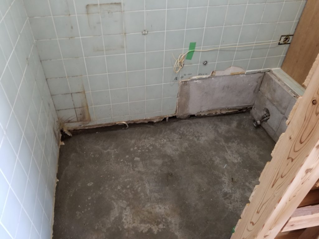 浴室リフォームのコンクリートの施工中