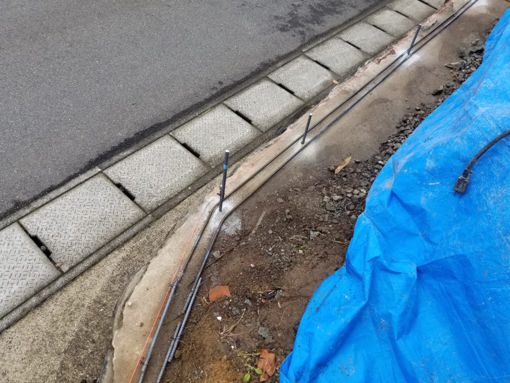 長崎市ブロック塀リフォームの鉄筋施工中