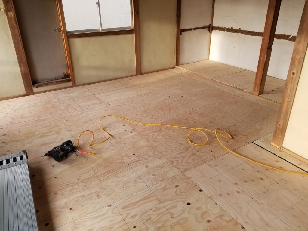 長崎市和室リフォームの床の施工中