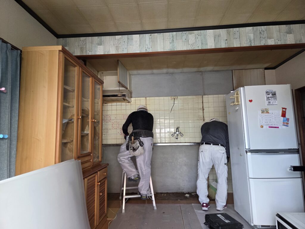 キッチン解体中