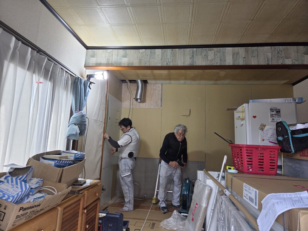 キッチン組み立て施工中