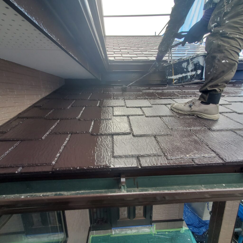 屋根塗装の施工中
