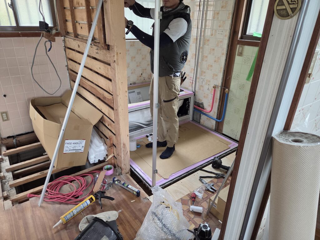 壁パネルの施工中