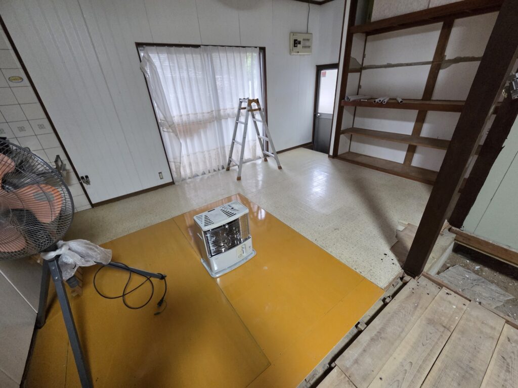 ダイニング床の施工前