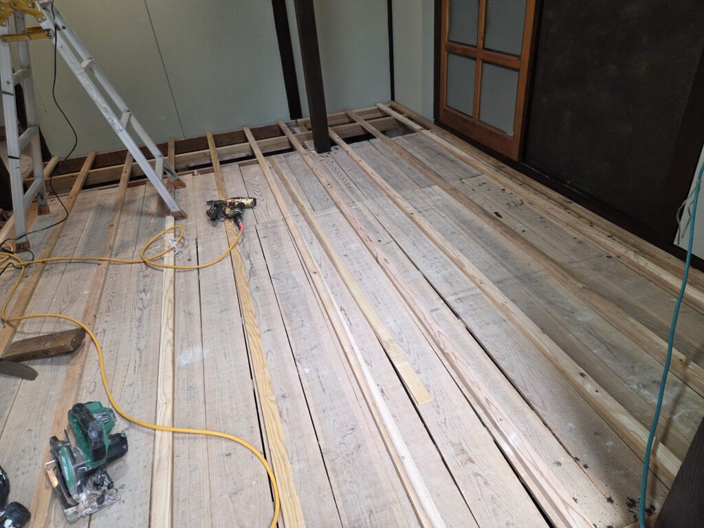 和室床の骨組み施工中