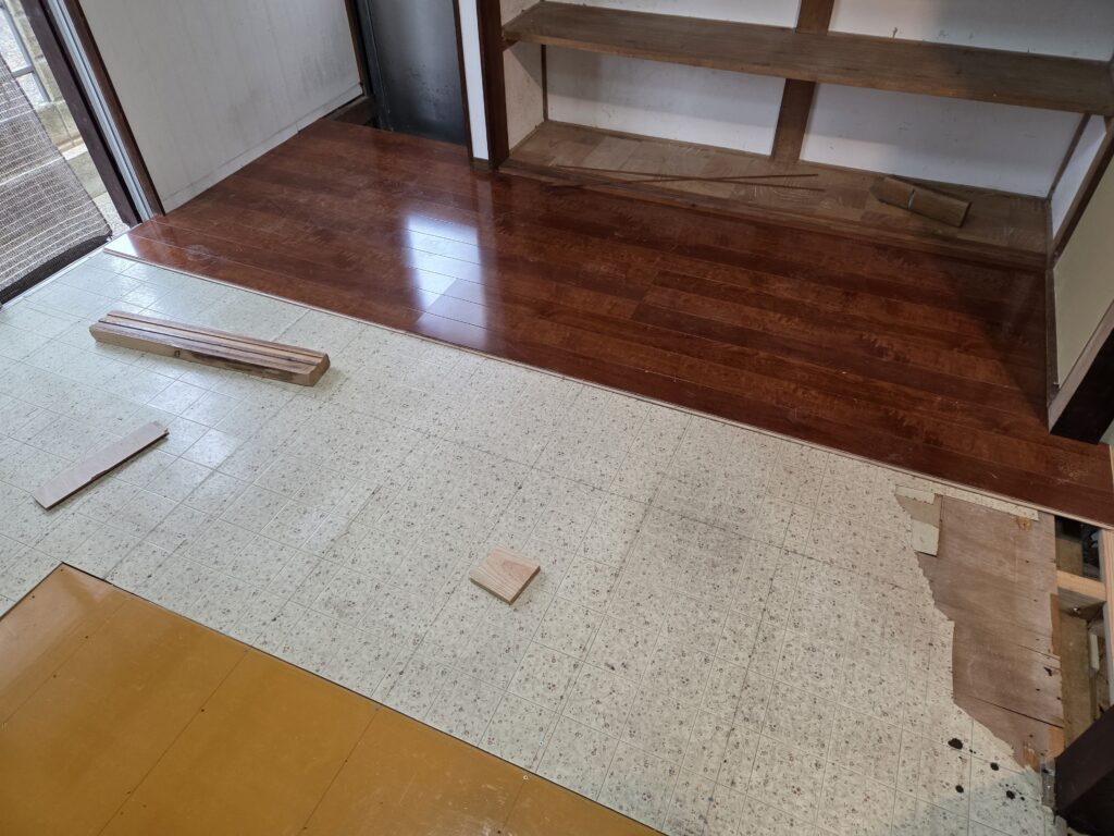 ダイニングの床の施工中