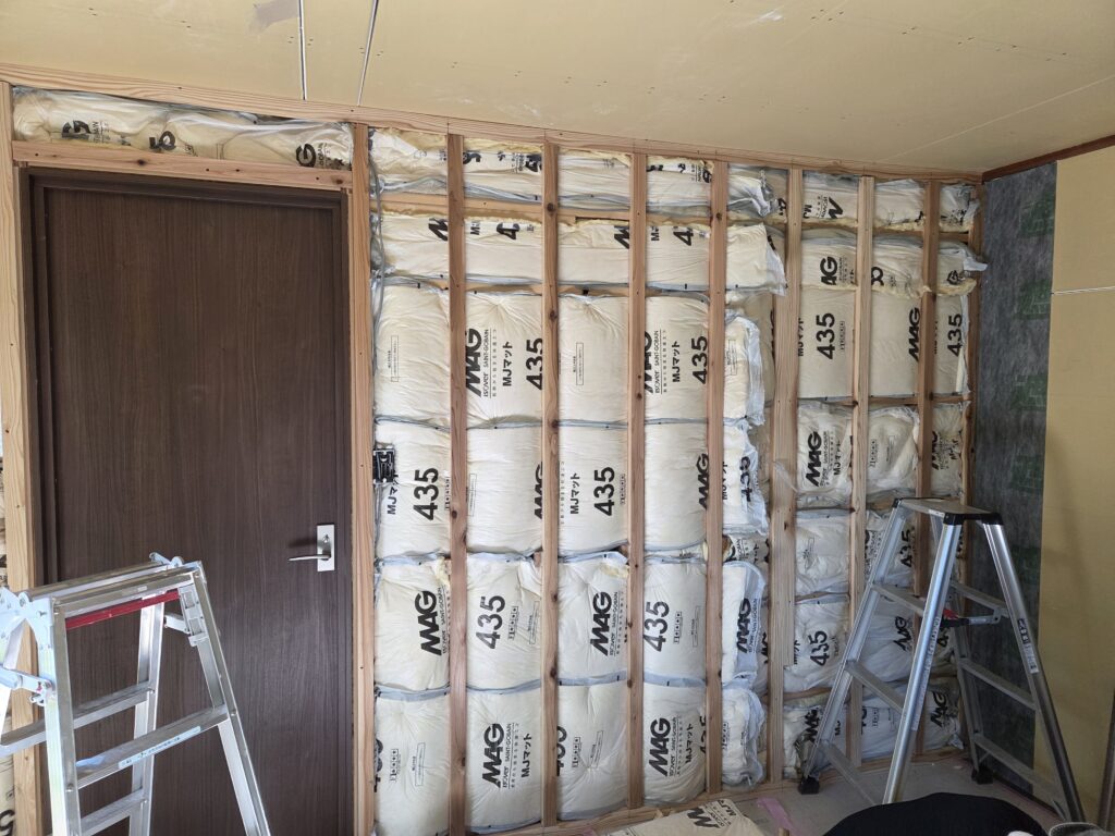 壁の防音施工中