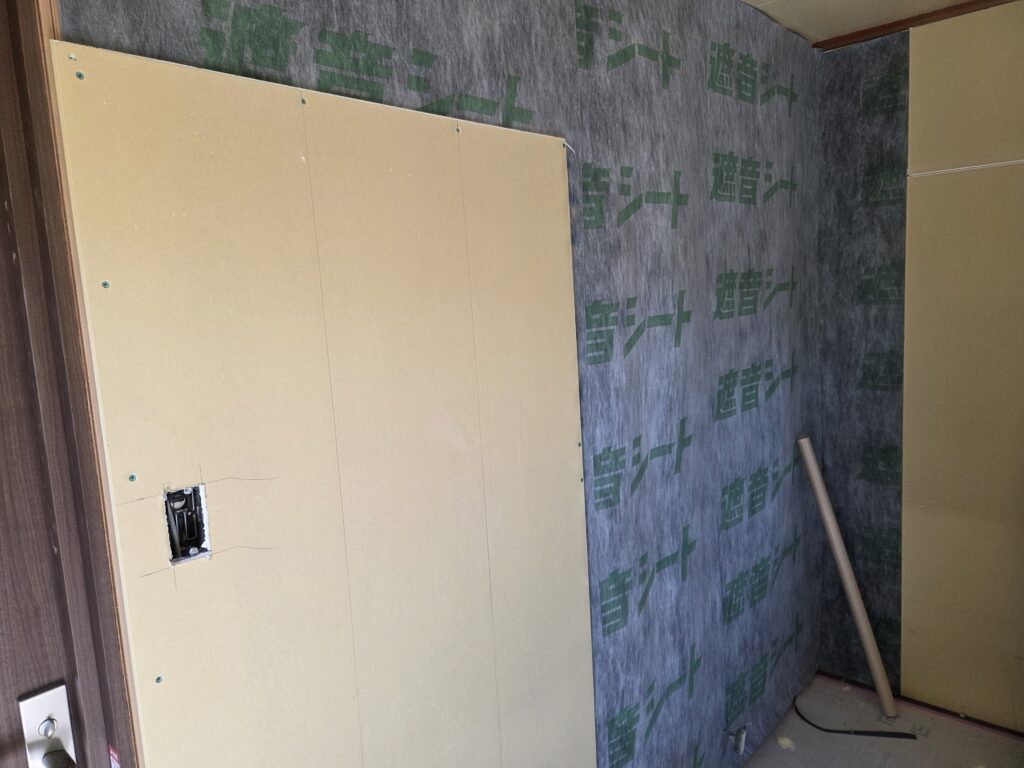 壁の遮音施工中