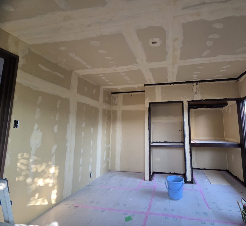 内装仕上げの施工中