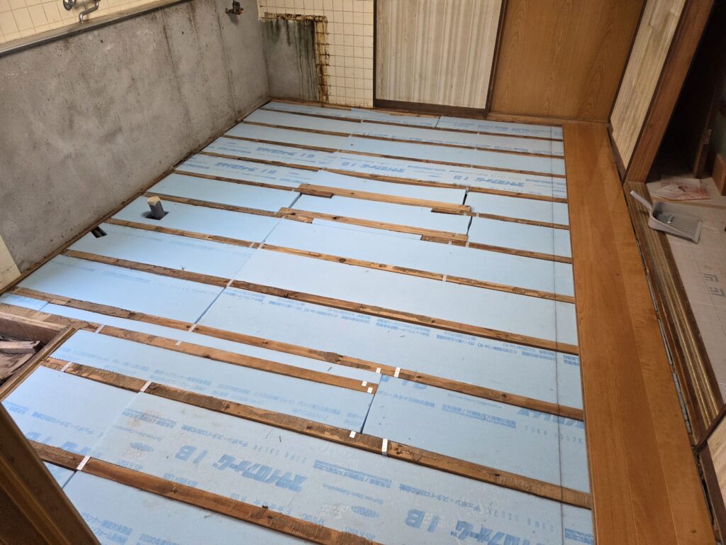 台所床の施工中