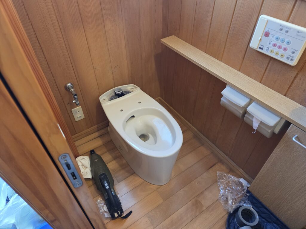 トイレ交換施工中