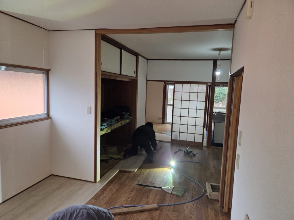 アパートの床の施工中