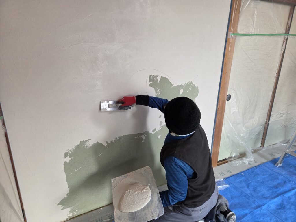 珪藻土の施工中