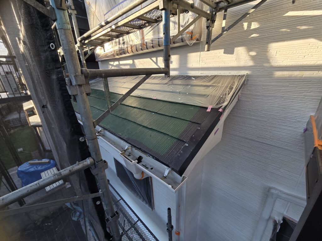 屋根の塗装中