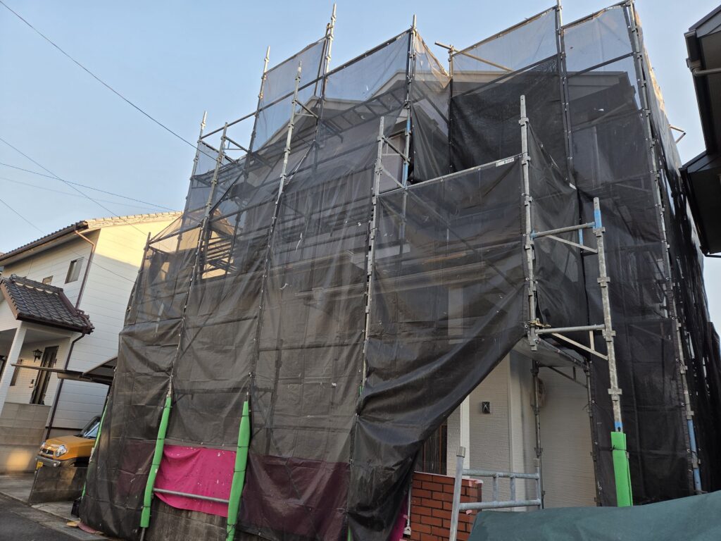 仮設足場の施工中