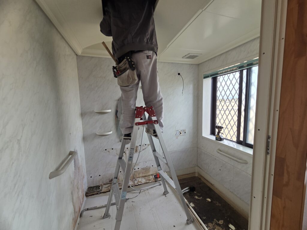 ユニットバスの解体中